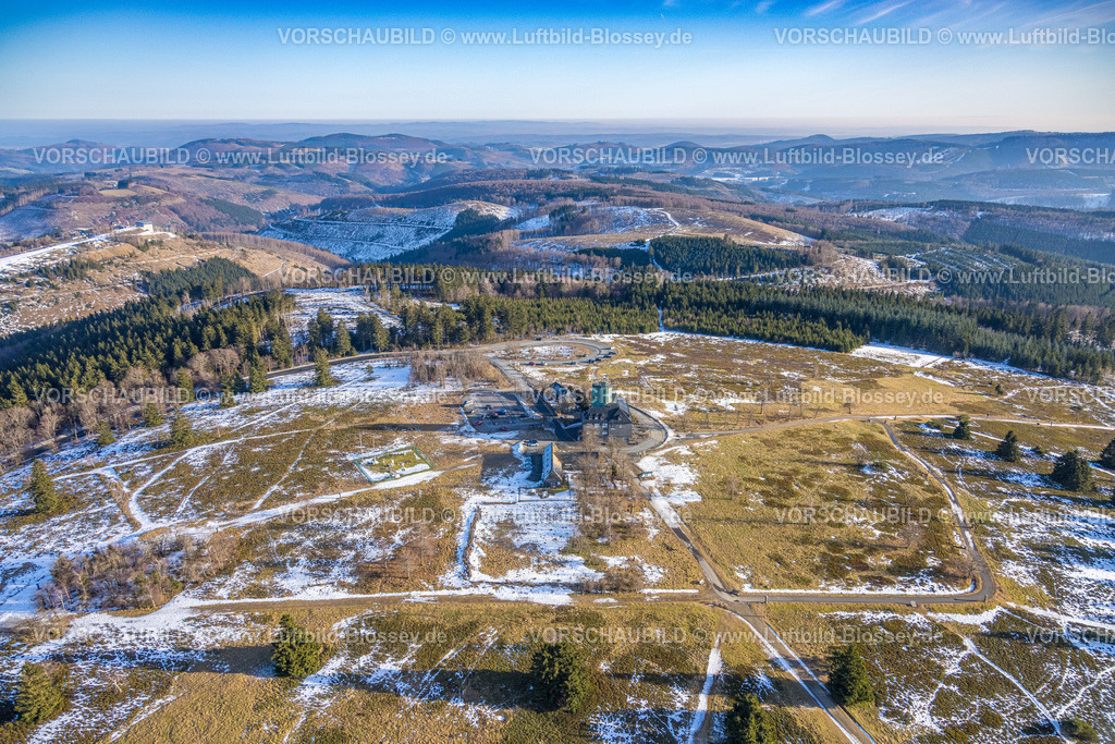 Winterberg260105128 | Luftbild, Gesamtansicht der Bergkuppe  Kahler Asten mit Gipfelturm in winterlicher Landschaft, Aussichtsturm mit Wetterstation und Hotel mit Restaurant, Fernsicht Blick ins Sauerland Mittelgebirge, Winterberg, Sauerland, Nordrhein-Westfalen, Deutschland