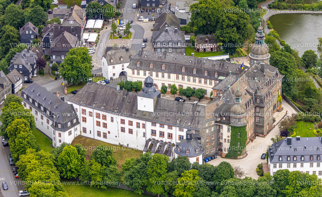 BadBerleburg240710203 | Luftbild, Schloss Berleburg, Residenzschloss der Familie Sayn-Wittgenstein, Bad Berleburg, Wittgensteiner Land, Nordrhein-Westfalen, Deutschland