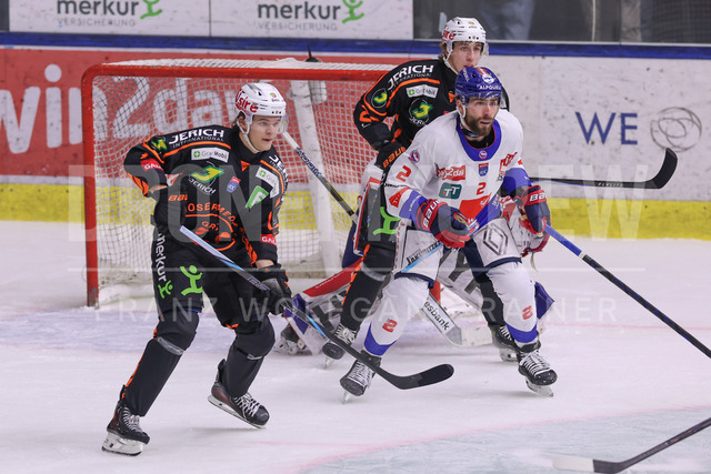 ICE Hockey League: Moser Medical Graz 99ers vs HC TIWAG Innsbruck – Die Haie | Graz, Austria,31.Jan.26 - ICE HOCKEY - ICE Hockey League, Graz 99ers vs HC Innsbruck. The image shows Jakob Lippitsch (99ers), Cole Moberg (Innsbruck) and Moosbrugger Lenz (99ers).