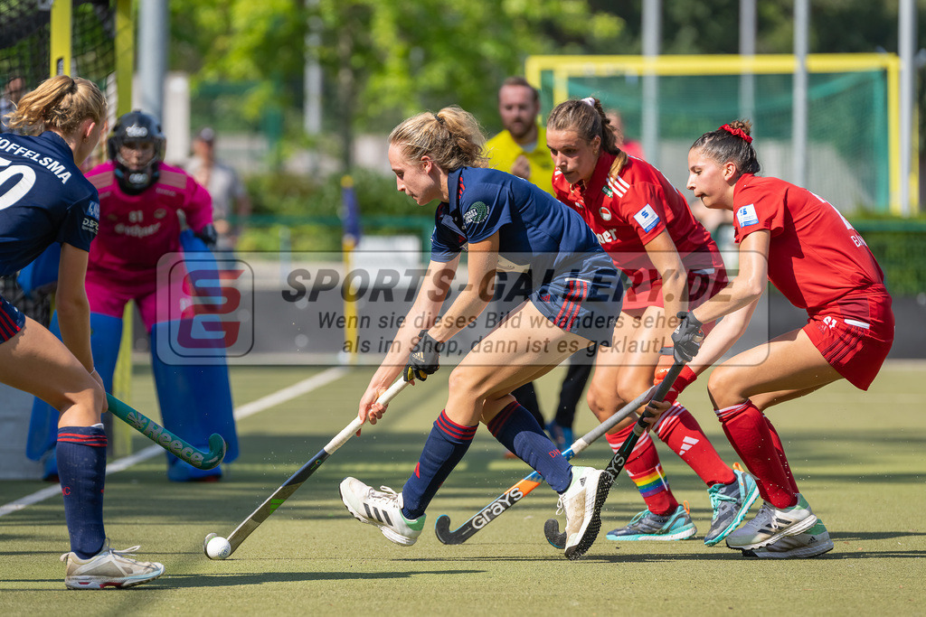 HK_20230910_104032 | 1.Bundesliga Damen Düsseldorfer HC - Rot-Weiss köln  am 10.9.2023 DHC, Düsseldorf , Lisa Nolte ( Düsseldorfer HC #17 ) , Maja Weber ( Rot-Weiss Köln #21 )