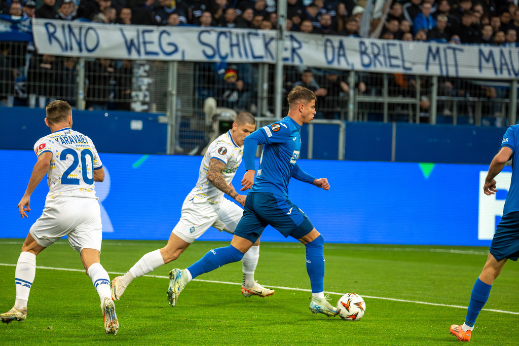 Fußball UEFA Europa League, Saison 2024/25, 2. Spieltag: TSG Hoffenheim gegen Dynamo Kiew. Am Ball: Adam Hlozek (23, Hoffenheim) | Fußball UEFA Europa League, Saison 2024/25, 2. Spieltag: TSG Hoffenheim gegen Dynamo Kiew. Am Ball: Adam Hlozek (23, Hoffenheim) - Realisiert mit Pictrs.com