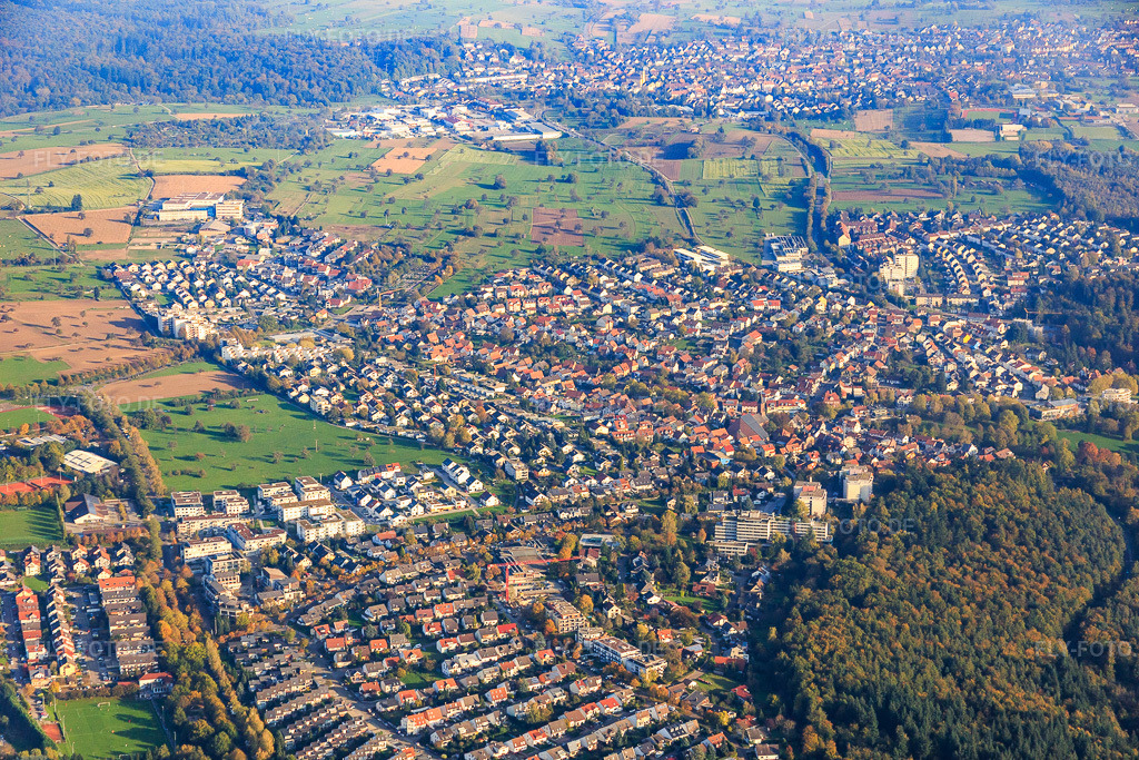 Luftbild: Ortsansicht von Westen im Ortsteil Reichenbach in Waldbronn im Bundesland Baden-Württemberg in Deutschland. Foto: IMG_075390.jpg vom 26.10.2014 durch Werner Riehm/FLY-FOTO.deAuflösung des Originals: 5472 x 3648 px