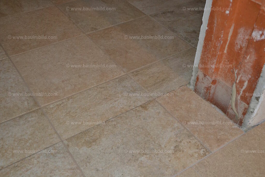 bib-lg21-fliesenlegerarbeiten-0095 | Nach LV-Leistungsgruppen sortierte Detailfotos über den Bau eines Hauses. Alle Hausbau-Bilder direkt vom Urheber und Autor der Website Haus-Selber-Bauen.com