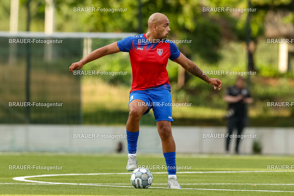 1_KFCWAT_20250723_0407.JPG -  - KFC Uerdingen - SG Wattenscheid 09 - Testspiel | Krefeld, Deutschland, 23.07.25: Anthony Oscasindas (KFC Uerdingen) in Aktion, am Ball, Einzelaktion waehrend des Testspiel Spiels zwischen KFC Uerdingen - SG Wattenscheid 09 in der Covestro Sportpark am 23. July 2025 in Krefeld, Deutschland. (Foto von Stefan Brauer/Brauer-Fotoagentur)