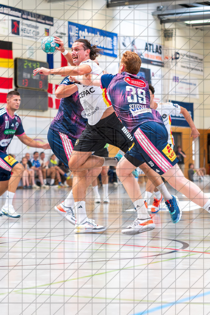 IHC 2026 - TSV Hannover-Burgdorf vs. PAUC Handball | Lucas de la Bretèche (Pays d´Aix Université Club Handball #14), Lukas Stutzke (TSV Hannover-Burgdorf #39); IHC 2026 - TSV Hannover-Burgdorf vs. PAUC Handball am 08.08.26 in Sporthalle KGS, Schneverdingen - Realisiert mit Pictrs.com