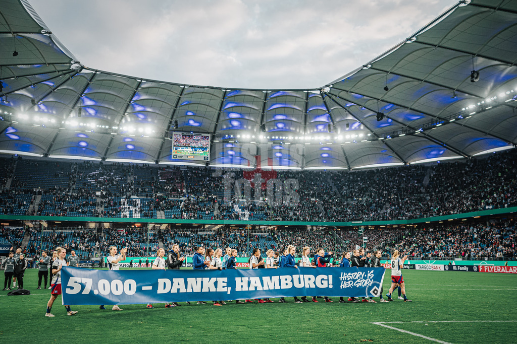 Fußball | Frauen | Saison 2024/2025  | DFB-Pokal der Frauen | Halbfinale | Hamburger SV vs. Werder Bremen | 23.03.2025 | Das Team des HSV bedankt sich nach dem Spiel mit einem Banner Transparent bei den Fans: 57000 Danke, Hamburg, History is her story