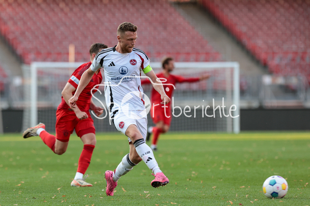 1. FC Nürnberg II - FC Bayern Amateure | im Bild Fabian MENIG (FCN #5) / Freisteller / Einzelfoto
