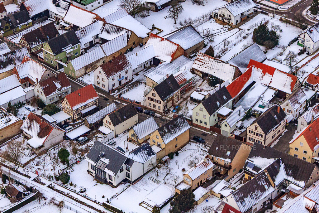 Luftbild: Hauptstraße bei Schnee in Freckenfeld im Bundesland Rheinland-Pfalz in Deutschland. Foto: IMG_23598.jpg vom 16.01.2010 durch Werner Riehm/FLY-FOTO.de