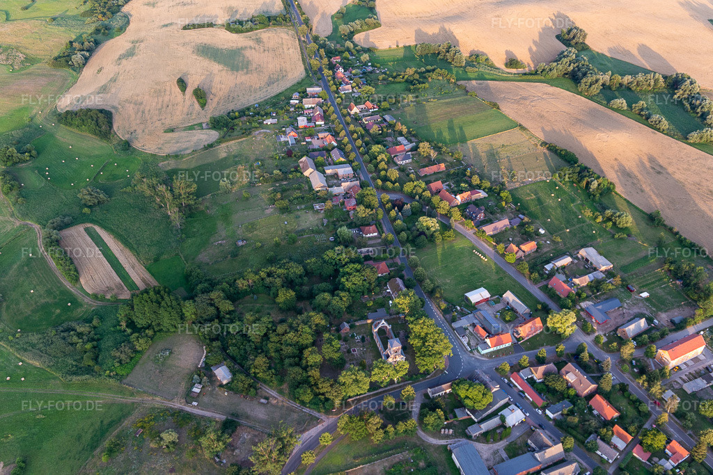 Luftbild: Suckower Straße mit Kirchenruine Flieth im Ortsteil Flieth in Flieth-Stegelitz im Bundesland Brandenburg in Deutschland. Foto: IMG_116306.jpg vom 17.07.2019 durch Werner Riehm/FLY-FOTO.de