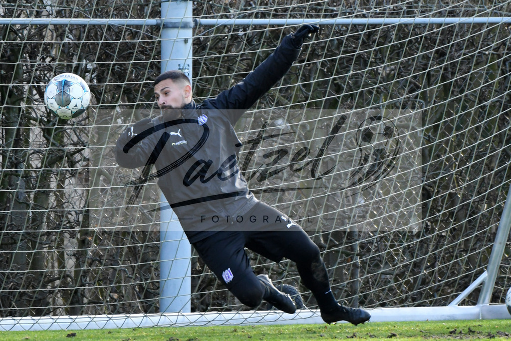 20200215_TRAOSN_0073 | Fussball, Herren: Marcos Alvarez (VfL Osnabrueck) schaut waehrend der Trainingseinheit des VfL Osnabrueck im Sportpark Illoshoehe am 15.02.2020 in Osnabrueck, Deutschland. - Realisiert mit Pictrs.com