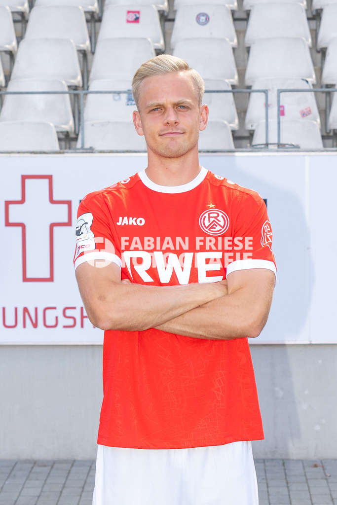 Rot-Weiss Essen; 3. Liga, Portraettermin 2026/2027, Foto: Eibner-Pressefoto/Fabian Friese | Janne Sietan (Rot-Weiss Essen, #22),Rot-Weiss Essen; 3. Liga, Portraettermin 2026/2027, Foto: Eibner-Pressefoto/Fabian Friese - Realisiert mit Pictrs.com