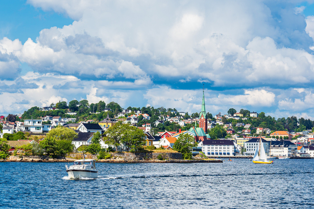 Blick auf die Stadt Arendal mit Boot in Norwegen | Blick auf die Stadt Arendal mit Boot in Norwegen.