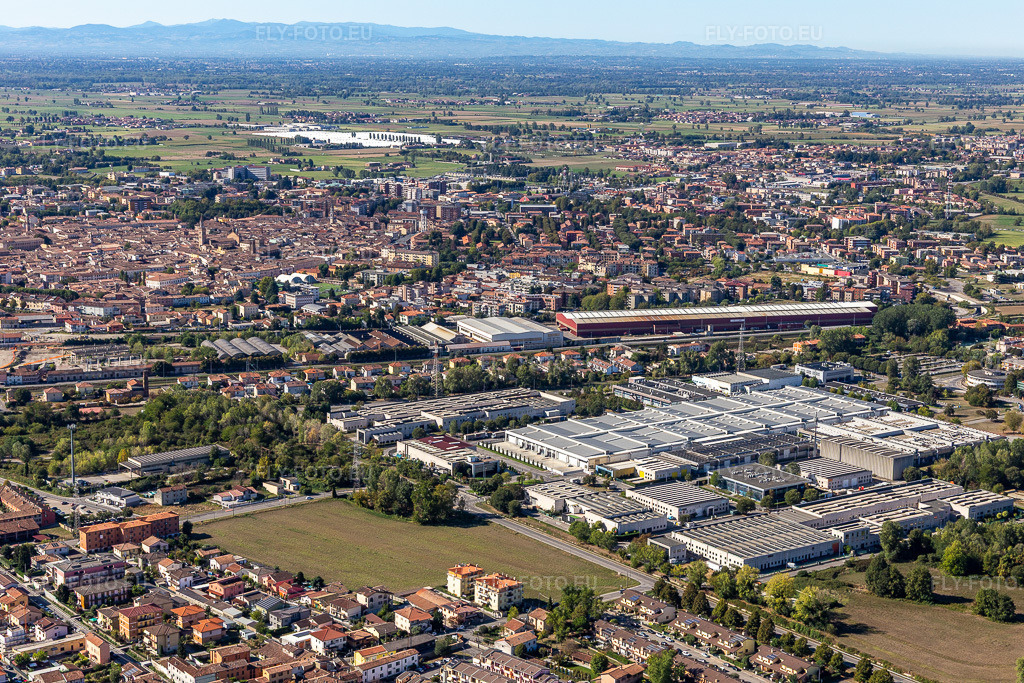 Vue aérienne: Vue de la ville à Crema dans le département Cremona, Italie. Photo: IMG_134386.jpg prise le 18/09/2022 par Werner Riehm/FLY-FOTO.eu – Résolution de l'original: 5472 x 3648 px