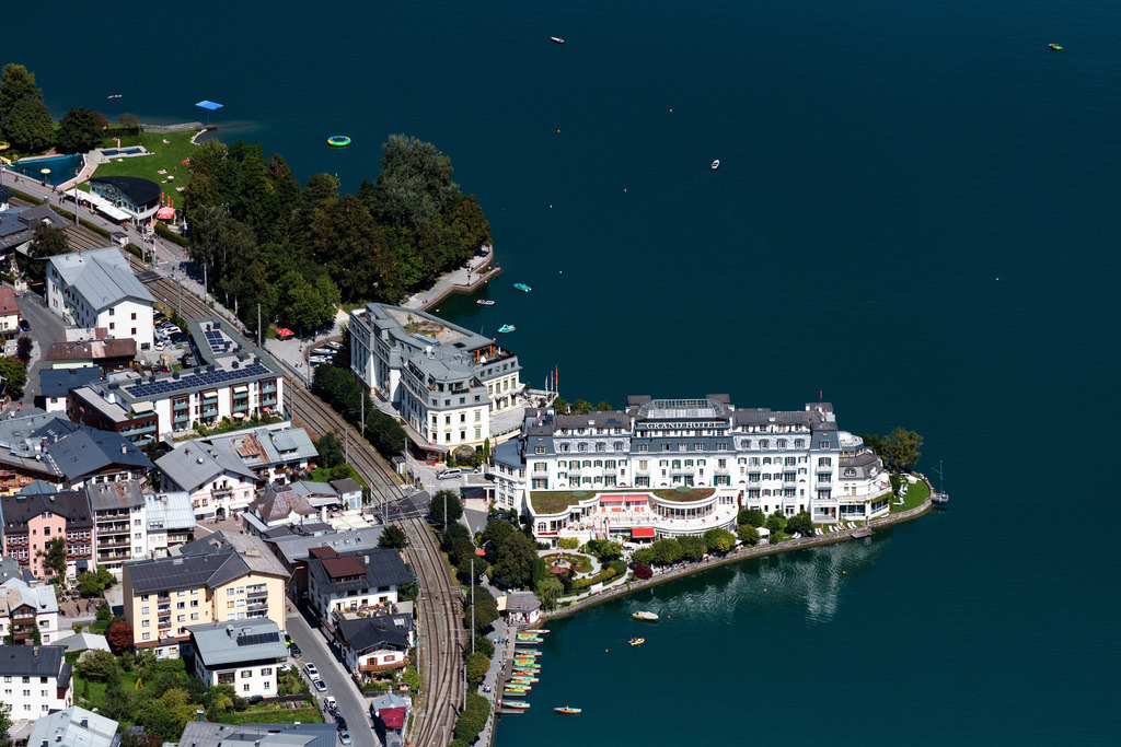 dr__0077349.jpg | ZELL AM SEE 06.09.2021 Gebäudekomplex der Hotelanlage " GRAND HOTEL ZELL AM SEE " an der Straße Esplanade in Zell am See in den Alpen in Salzburg, Österreich. Weiterführende Informationen bei: GRAND HOTEL ZELL AM SEE,  Stadt Zell am See. // Complex of the hotel building " GRAND HOTEL ZELL AM SEE " on street Esplanade in Zell am See in the Alps in Salzburg, Austria. Further information at: GRAND HOTEL ZELL AM SEE,  Stadt Zell am See. Foto: Daniel Reiter