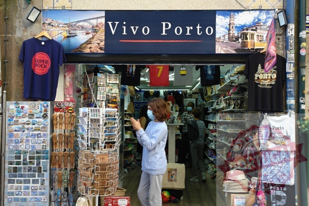 Vivo Porto souvenir shop selling local Porto merchandise. Porto - Portugal | Customers browsing items at a souvenir shop in the city center of Porto, Portugal - Realisiert mit Pictrs.com
