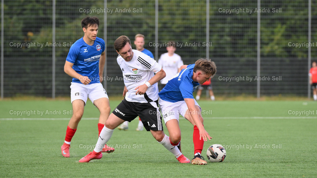 TSV Kronshagen vs. TSB Flensburg | Enis Jashari (TSVK #24) vs Fabio Lovizio (TSB #23) &amp; Lennart Steiner (TSB #11)  / Fußball-Landesliga Schleswig Männer 2025/2026 / TSV Kronshagen vs. TSB Flensburg / Kunstrasenplatz (Platz 5) / Kronshagen / 06.09.25 - Realisiert mit Pictrs.com