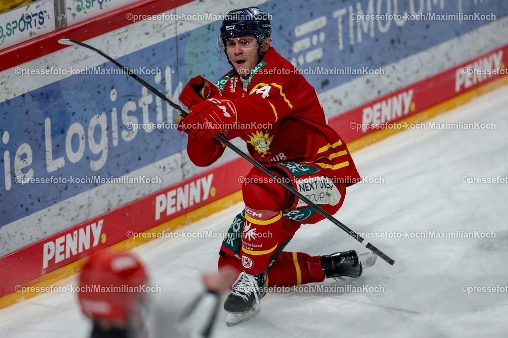 DEG02032501022 | 02.03.2025, Eishockey, Penny DEL, Düsseldorfer EG - Nürnberg Ice Tigers, PSD-BANK Dome: Torjubel nach dem 1:0 durch Torschützer Alexander Blank (DEG #24)