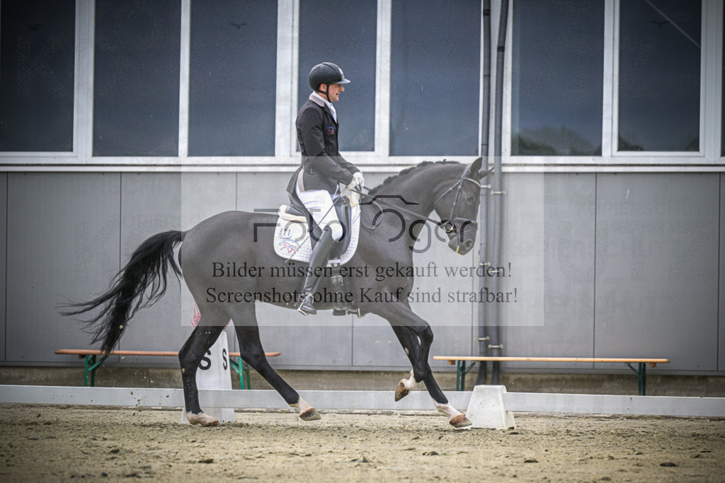 DOS_1121 | Entdecke hochwertige Reitturnierfotos von Foto Oger. Professionell, emotional und authentisch – jetzt Lieblingsmomente im Shop bestellen.Deutschlandweite Turnierfotografie. - Realisiert mit Pictrs.com
