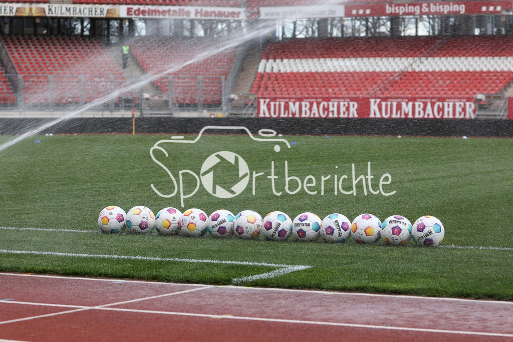 1. FC Nürnberg II - FC Bayern Amateure | Alles angereichtet fuer die Partie der REgionalliga Bayern zwischen Nürnberg und Bayern / Ball / Spielball / Symbolbild