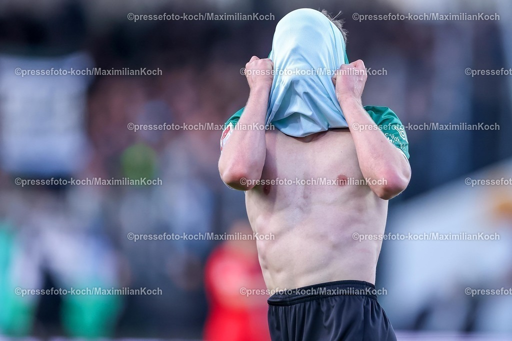 PRM21122501060 | 21.12.2025, Fußball, Preußen Münster - SV 07 Elversberg, 2. Fußball Bundesliga,  Preußenstadion, 17.Spieltag, Saison 2025 2026: Jano ter Horst (Preussen Muenster #27) reagiert nach der verschoissenen Torchance Enttäuscht verärgert ärgert sich gestikulierend zieht sich das Trikot über sein gesicht Sixpack Oberkörperfrei  DFB regulations prohibit any use of photographs as image sequences and or quasi-video.