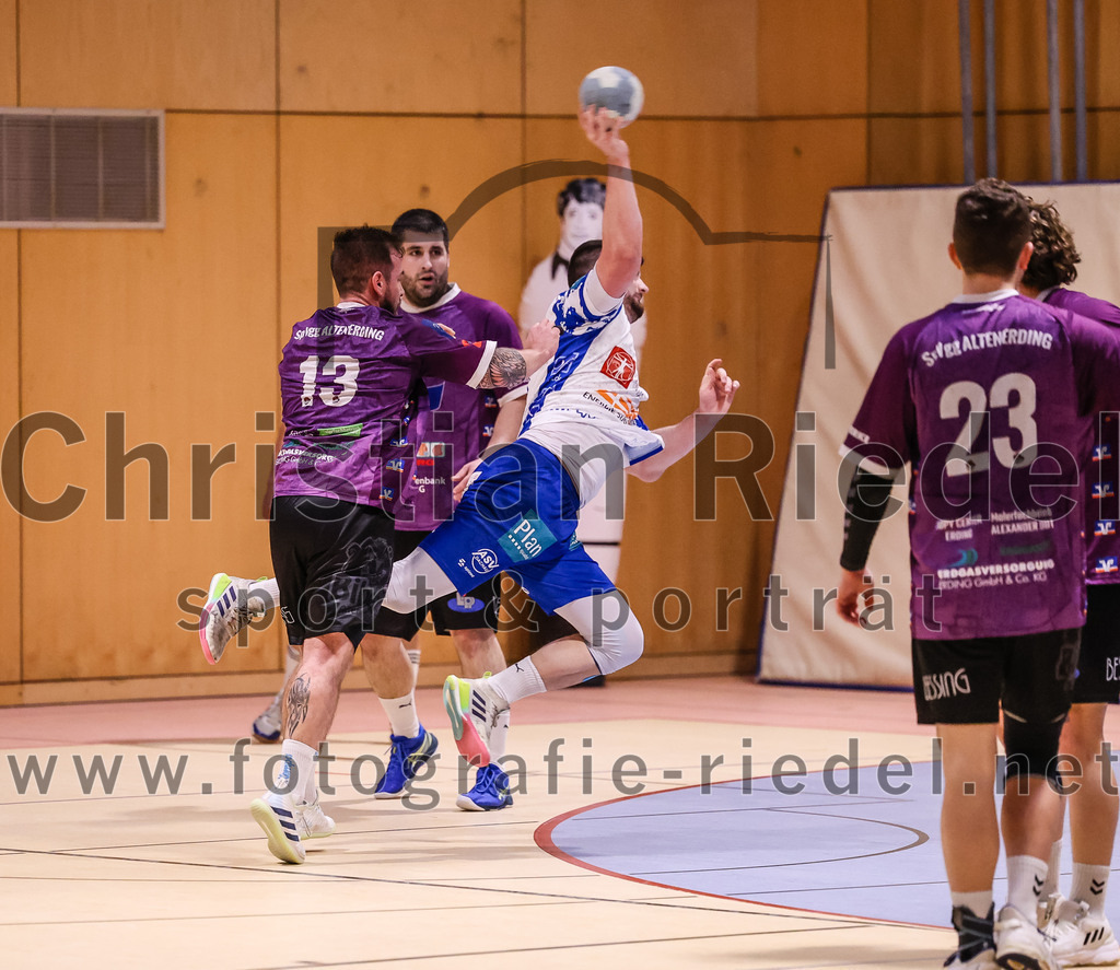 2024-11-24_088_SpVgg_Altenerding_gegen_ASV_Dachau | Erding, Deutschland, 24.11.2024:Handball, Bezirksoberliga Männer 2024 / 2025, 8. Spieltag, SpVgg Altenerding gegen ASV Dachau, Endergebnis: 30:23Sebastian Forster (SpVgg Altenerding, #13), Felix Eckstein (ASV Dachau, #8), Moritz Sturm (SpVgg Altenerding, #23)Foto: Christian Riedel / fotografie-riedel.net