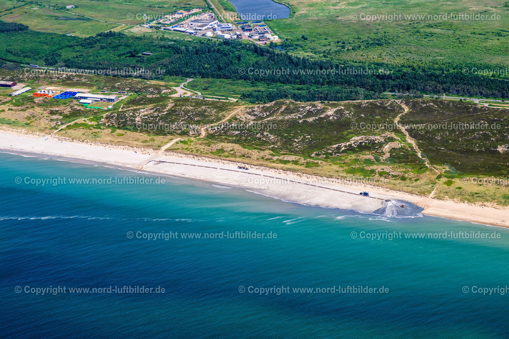 Sylt_Westerland_Strandaufspülung_Höhe_Jugendherberge_Dikjen_Deel_ELS_4429130625 | SYLT 13.06.2025 Gebäude der Jugendherberge " Westerland DJH Jugendherberge Dikjen Deel " an der Straße Dikjen-Deel in Sylt an der Nordsee im Bundesland Schleswig-Holstein, Deutschland. // Building the hostel " Westerland DJH Jugendherberge Dikjen Deel " on street Dikjen-Deel in Sylt at the North Sea in the state Schleswig-Holstein, Germany. Foto: Martin Elsen