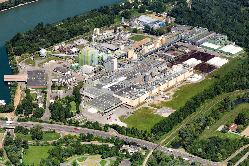 dr__0105739.jpg | KARLSRUHE 26.05.2023 Gebäude und Produktionshallen auf dem Werksgelände der Papierfabrik Stora Enso am Rhein an der Mitscherlichstraße in Karlsruhe im Bundesland Baden-Württemberg, Deutschland.