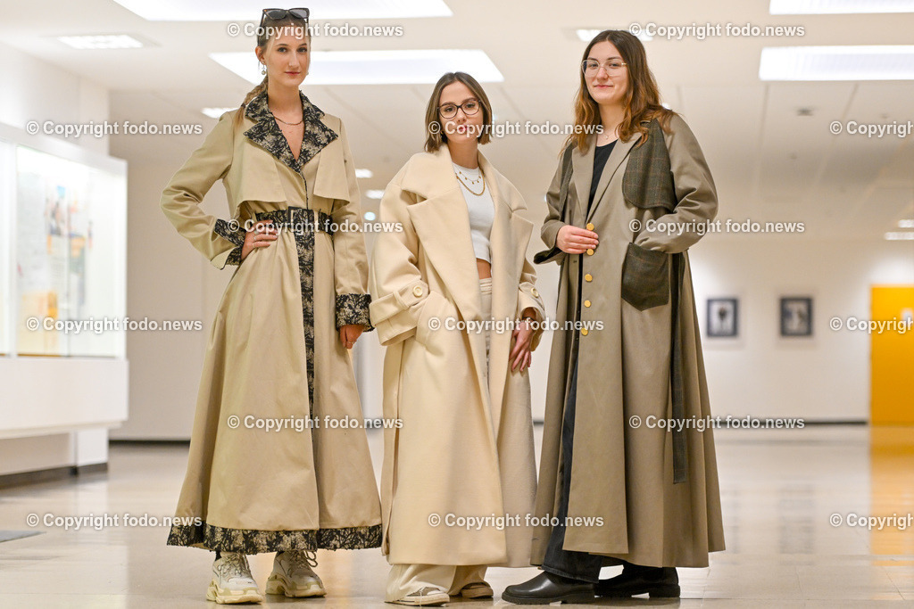 HBLA Lentia_ Modeschule_ 07.02.2023-15 | 07.02.2023, Linz, AUT, HBLA Lentia, Modeschule, Mantelkreationen, im Bild Johanna Brunner (19, Wilhering), Viktoria Foissner (17, Linz), Marie Oppitz (17, Wartberg an der Krems) 
