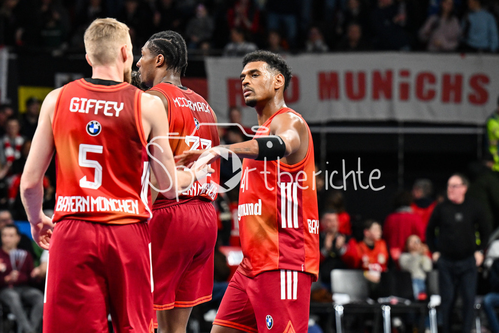 FC Bayern München - Skyliners Frankfurt | MUNICH, GERMANY - 17. FEBRUARY: freude bei den Münchner nach dem Heimsieg gegen Frankfurt - Niels GIFFEY (FC Bayern Basketball 5) und Xavier RATHAN-MAYES (FC Bayern Basketball 4) nach dem Spiel zwischen dem FC Bayern München und den Skyliners Frankfurt am 21. Spieltag der easyCredit BBL im BMW Park