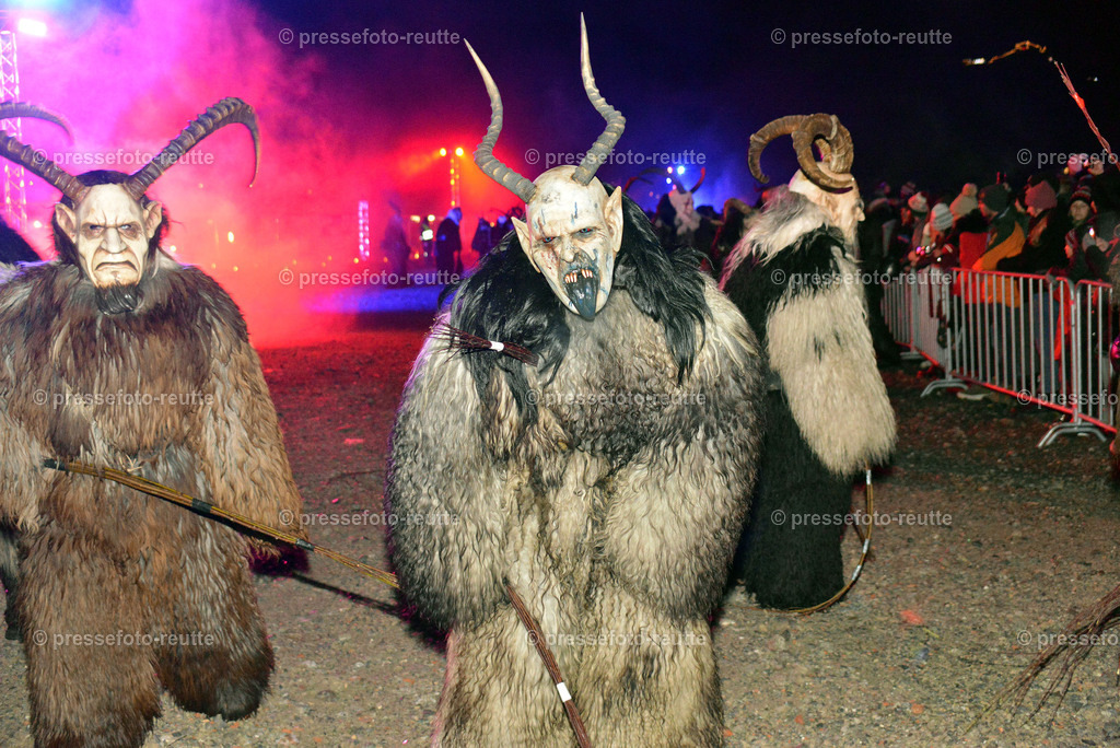 news-2022-Dez03-Krampusumzug-Reutte-WTV_5858 | Info aus dem Bezirk Reutte/Ausserfern Tirol sowie eine umfangreiche Bilddatenbank über die gesamte Region: Lechtal, Talkessel Reutte, Tannheimertal, Zwischentoren. Lech, Plansee, Zugspitze, Grenztunnel, B179, Fernpassstraße, Verkehr, Lawinen, Tradition, - Realisiert mit Pictrs.com