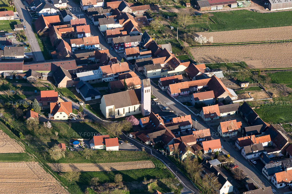 Luftbild: Kirchengebäude im Dorfkern in Oberrœdern im Bundesland Bas-Rhin in Frankreich. Foto: IMG_097807.jpg vom 27.03.2017 durch Werner Riehm/FLY-FOTO.de