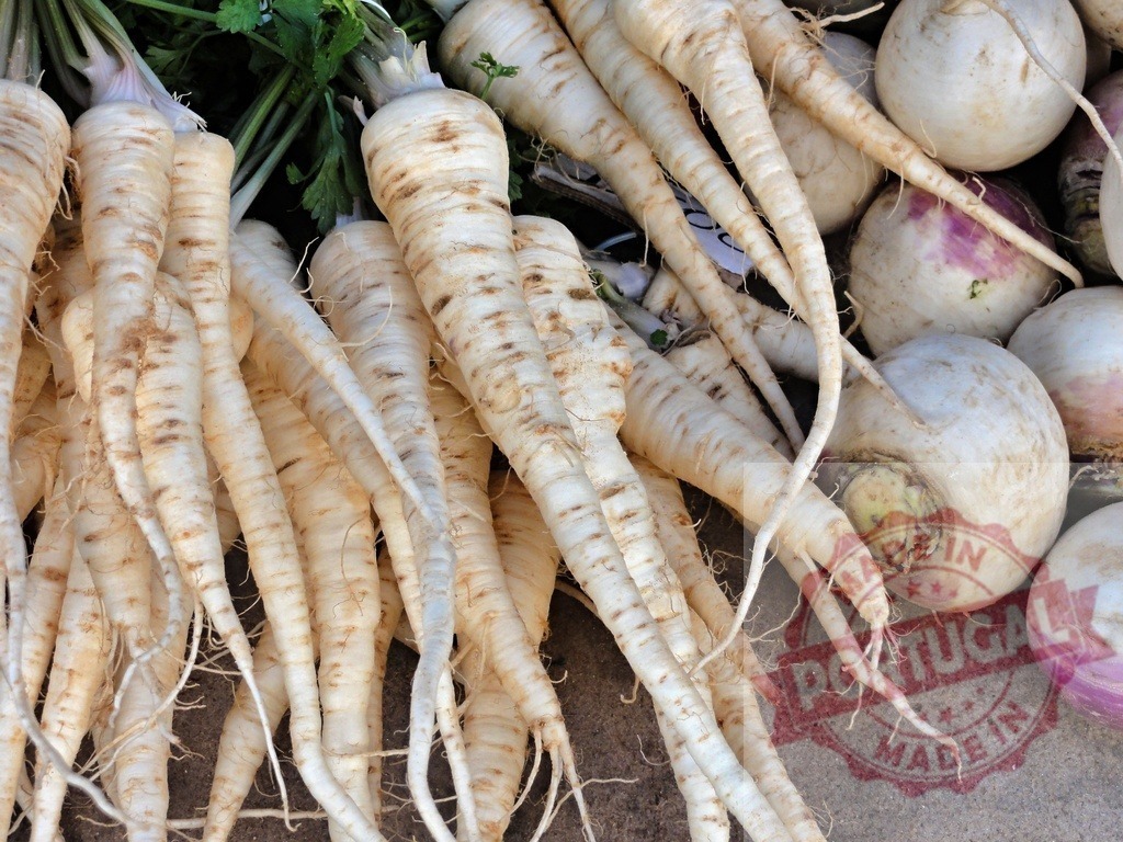 Fresh parsnips and turnips displaying roots in market | Parsnips and turnips selling fresh as healthy root vegetables - Realisiert mit Pictrs.com