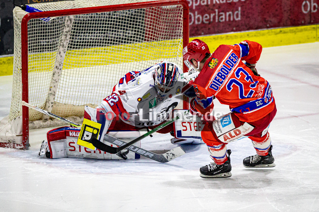 EC Peiting vs Deggendorder SC | Eishockey Oberliga Süd Vorrunde 2024/2025, EC Peiting vs Deggendorder SC, 20241117,Torchance David DIEBOLDER (ECP 23) aber Raphael FÖSSINGER (DSC 92) hält,2024-11-17 in Peiting (Eisstadion)David DIEBOLDER (ECP 23), Raphael FÖSSINGER (DSC 92)Copyright: WolfgangxLindner foto-lindner.de