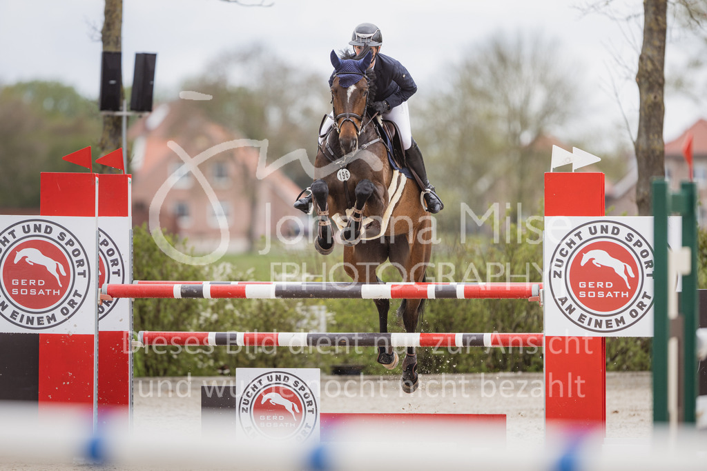 230426_HofSosath_M1-Spr-946 | Deine schönsten Turniermomente als professionelle Fotos! Entdecke hochwertige Pferdesport-Fotografie im Online-Shop. Jetzt Fotos finden & bestellen!