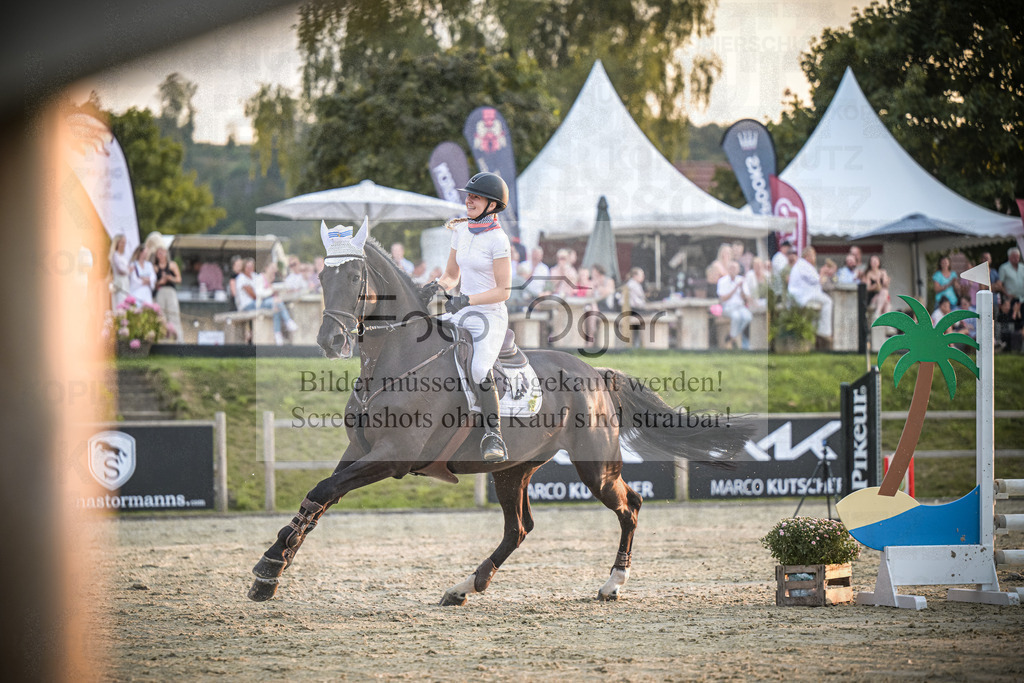 DOS_1845 | Entdecke hochwertige Reitturnierfotos von Foto Oger. Professionell, emotional und authentisch – jetzt Lieblingsmomente im Shop bestellen.Deutschlandweite Turnierfotografie. - Realisiert mit Pictrs.com
