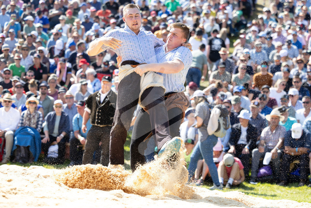 Rigi2025_2508 | Die Schwinger des Schwyzer Kantonalen Schwingerverbandes: Fotos, die Dynamik und Leidenschaft festhalten, sowie emotionale Momente aus dem traditionellen Schwingsport zeigen. - Realisiert mit Pictrs.com