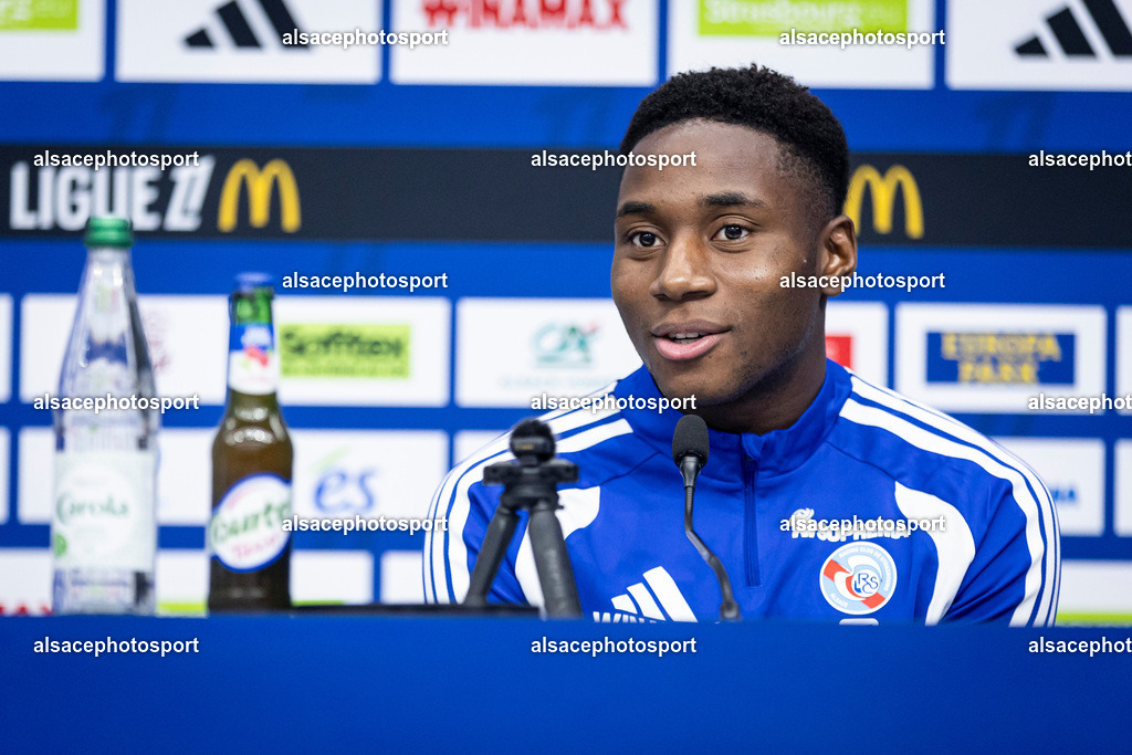 _B7A5174 | Dario Essugo, midfielder of Racing Club de Strasbourg Alsace, speaks during a press conference at Stade de la Meinau in Strasbourg, France, on October 23, 2026, ahead of the Ligue 1 match against Stade Rennais FC. - Realisiert mit Pictrs.com