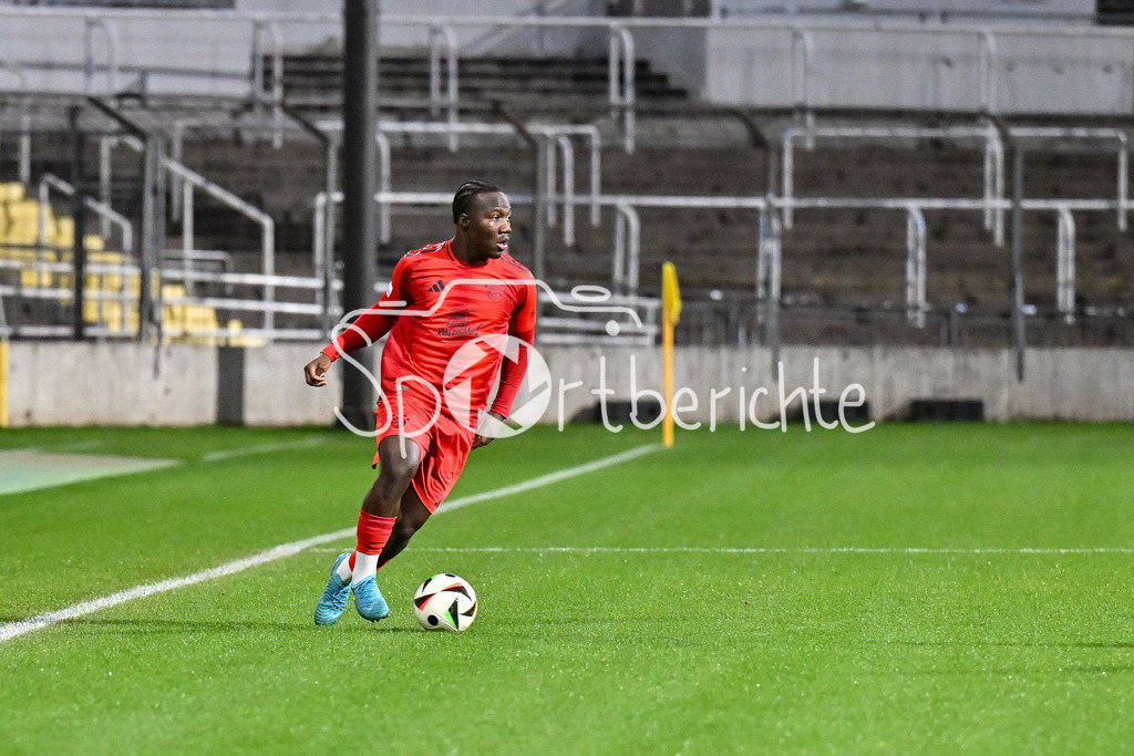FC Bayern Amateure - TSV Buchbach | Am Ball Nestory IRANKUNDA (FC Bayern München II #7) / Freisteller / Einzelfoto / Regionalliga Bayern: FC Bayern München II - TSV Buchbach, Gruenwalder Stadion am 27.09.2024