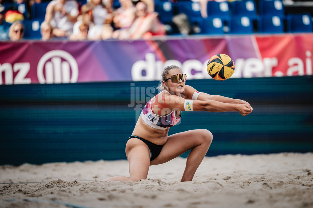Beachvolleyball | Frauen | Deutsche Meisterschaften 2025 Timmendorfer Strand | 04.09.2025 | Anna-Chiara Reformat nimmt den Ball an
