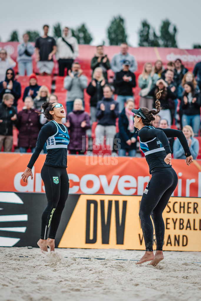Beachvolleyball | Frauen | German Beach Tour 2024 | Tourstop Bremen | 07.06.2024 | v.l. Thainara Mylena Feitosa de Oliveira (BRA) und Andressa Cavalcanti Ramalho (BRA) jubeln nach ihrem Sieg