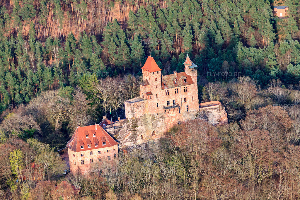 Luftbild: Burg Berwartstein in Erlenbach bei Dahn im Bundesland Rheinland-Pfalz in Deutschland. Foto: IMG_56542.jpg vom 17.04.2013 durch Werner Riehm/FLY-FOTO.deAuflösung des Originals: 4752 x 3168 pxBURGBERWARTSTEIN.DE