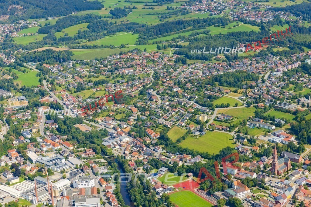 zwiesel-luftbild-agentur-5298-jahr-2025 | Luftaufnahme der Stadt Zwiesel - Die Luftaufnahme wurde 2025 vom UL-Flugzeug heraus erstellt ( keine Drohne ) - Hochauflösende Luftaufnahme - für professionelle Ausdrucke geeignet. Die Geschenkidee !Mit Lizenz und Bildrechte bestellbar