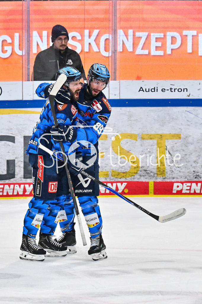 ERC Ingolstadt - Eisbären Berlin | INGOLSTADT, GERMANY - 18. DECEMBER: Jubel der Schanzer nach dem Treffer zum 3-2 durch Austen KEATING (ERC Ingolstadt 89) / Tor / Torschuetze / Freude / Happy  während dem Match zwischen dem ERC Ingolstadt und den Eisbären Berlin am 29. Spieltag der Penny DEL in der Saturn Arena