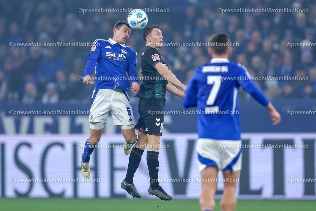 S0401022501041 | 01.02.2025, Fußball, FC Schalke 04 - 1. FC Magdeburg, 2.. Fußball Bundesliga, 20. Spieltag, Veltins-Arena Gelsenkirchen, Saison 2024 2025: Ron Schallenberg (S04 #6) im Zweikampf gegen Martijn Kaars (1.FC Magdeburg #9)DFB regulations prohibit any use of photographs as image sequences and or quasi-video.