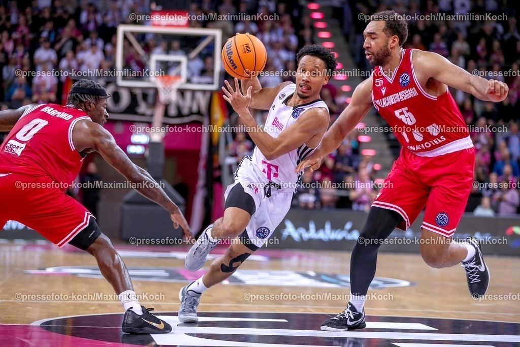 BCL08012501049 | 08.01.2025, Basketball Champions League, 1. Spiel Play-In, Telekom Baskets Bonn - Pallacanestro Reggiana, Telekom Dome: Darius McGhee (Telekom Baskets Bonn #0) gegen Kwan Cheatham (Pallacanestro Reggiana #55)