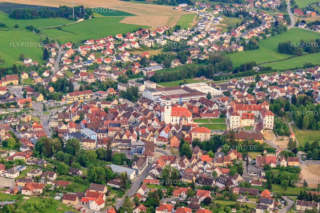 Stadtansicht aus Norden mit Schloss Meßkirch und Kirche St. Martin https://www.schloss-messkirch.de/ http://www.messkirch-sauldorf.de/html/content/st_martinskirche.html | Luftbild: Stadtansicht aus Norden mit Schloss Meßkirch und Kirche St. Martin https://www.schloss-messkirch.de/ http://www.messkirch-sauldorf.de/html/content/st_martinskirche.html in Meßkirch im Bundesland Baden-Württemberg in Deutschland. Foto: IMG_57726.jpg vom 08.06.2013 durch Werner Riehm/FLY-FOTO.de - Realisiert mit Pictrs.com