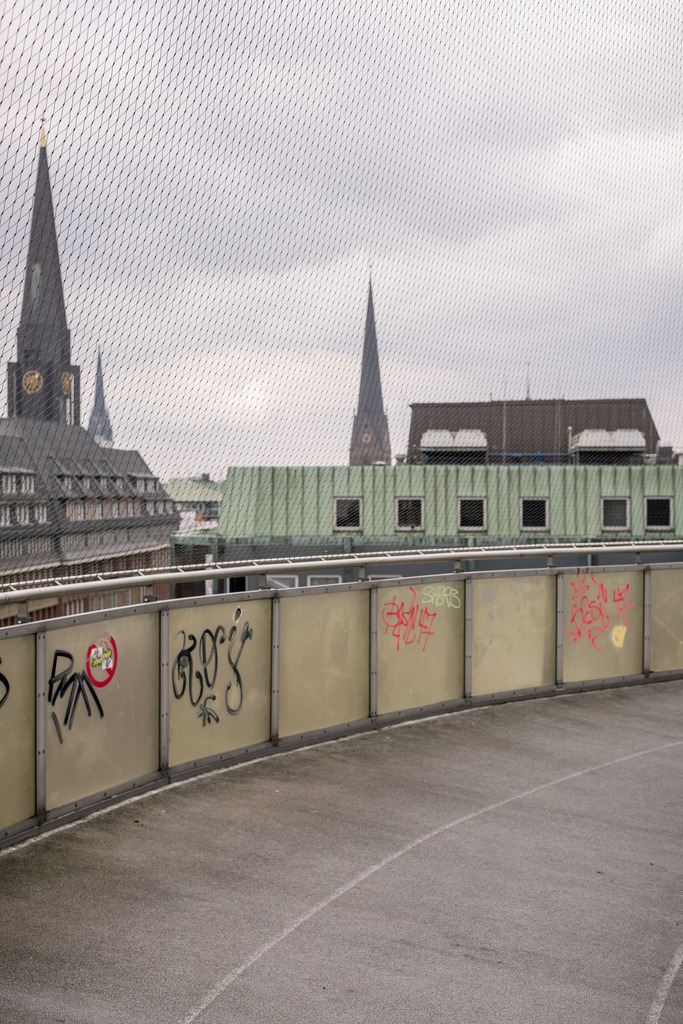 Dach des Jupiter Hamburg 07 - URBANISTER | Durch die Stadt gehen, als wohnte man woanders. Fotografie, subjektiver Urbanismus und aktiver Müßiggang. - Realisiert mit Pictrs.com