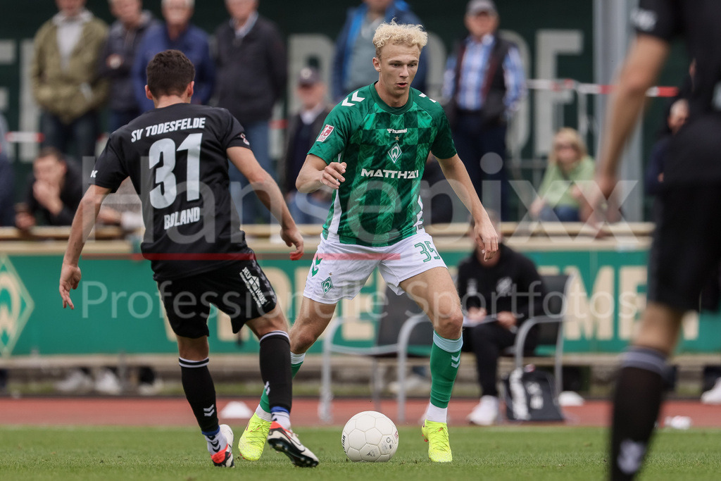 Fussball, Regionalliga Nord, SV Werder Bremen II - SV Todesfelde | v.li: Mirko Boland (SV Todesfelde, 31) und Leon Opitz (SV Werder Bremen II, 35) im Zweikampf, Duell, Dynamik, Aktion, Action, Spielszene