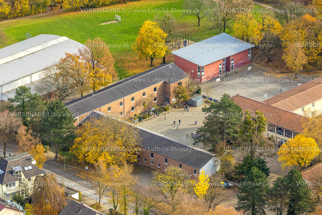 Hagen251102053 | Luftbild, Grundschule Emst und spielende Schüler auf dem Schulhof, herbstliche Bäume, Emst, Hagen, Ruhrgebiet, Nordrhein-Westfalen, Deutschland