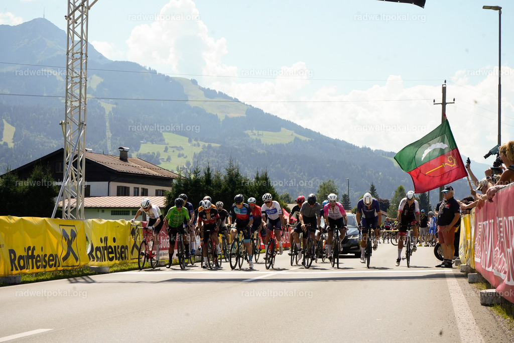 191_20230817_Bewerb_Maenner_Muehlanger | AUT - OESTERREICH, 2023-08-16: SPORT RENNRAD-FAHREN - 55. INTERNATIONALER RADWELTPOKAL IN ST. JOHANN IN TIROL  - Vintage-Radrennen mit WM-Bronze-Medaillen-Siegerin Christina Schweinberger, den Teilnehmer und Alexander Baumann (vom Orginastions-Team) - TAG 2 BEWERB MAENNER IN SECHS GRUPPEN  ; Foto: Roland Muehlanger